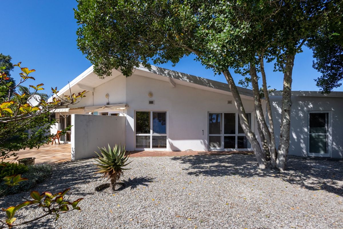 Family home on the Cnr of Roche Bonne and Longships Drive - Photo 4