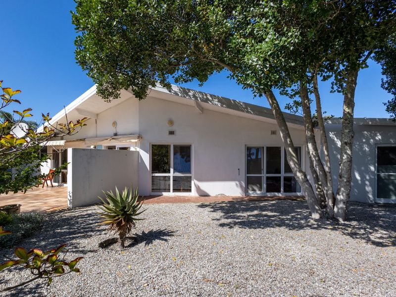 Family home on the Cnr of Roche Bonne and Longships Drive - Photo 4