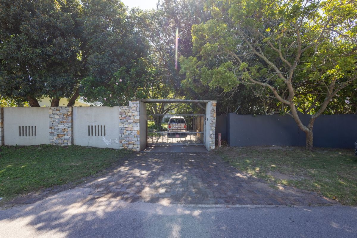 Family home on the Cnr of Roche Bonne and Longships Drive - Photo 3