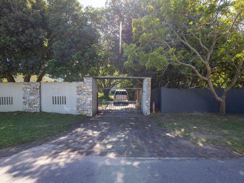 Family home on the Cnr of Roche Bonne and Longships Drive - Photo 3