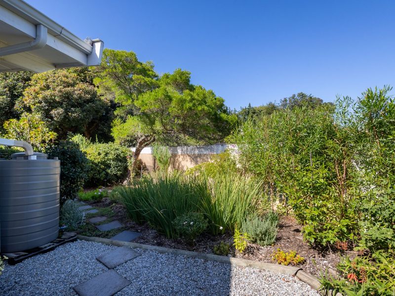 Family home on the Cnr of Roche Bonne and Longships Drive - Photo 10