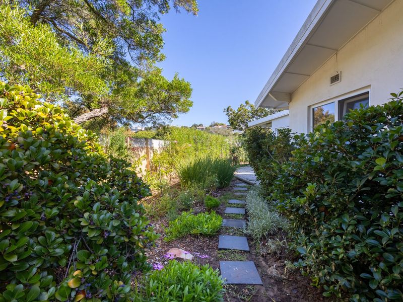 Family home on the Cnr of Roche Bonne and Longships Drive - Photo 9
