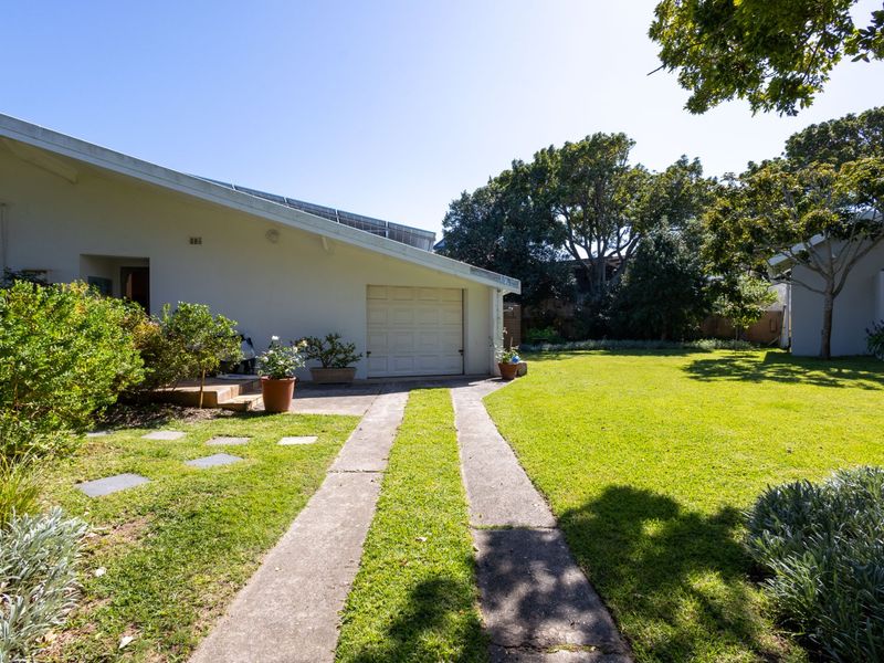 Family home on the Cnr of Roche Bonne and Longships Drive - Photo 8