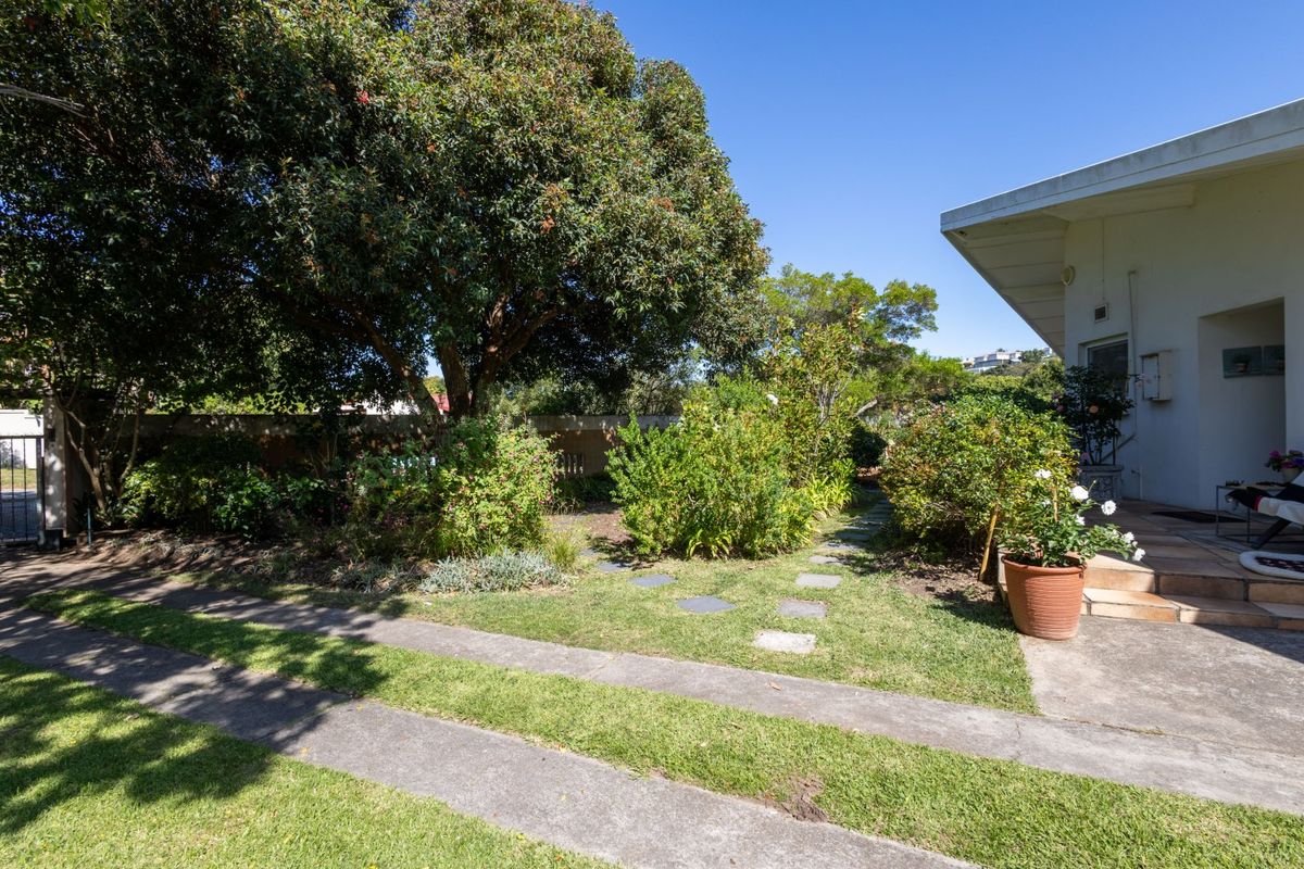 Family home on the Cnr of Roche Bonne and Longships Drive - Photo 2