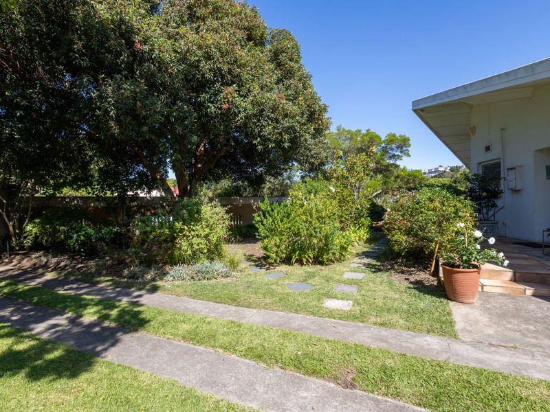 Family home on the Cnr of Roche Bonne and Longships Drive - Photo 2