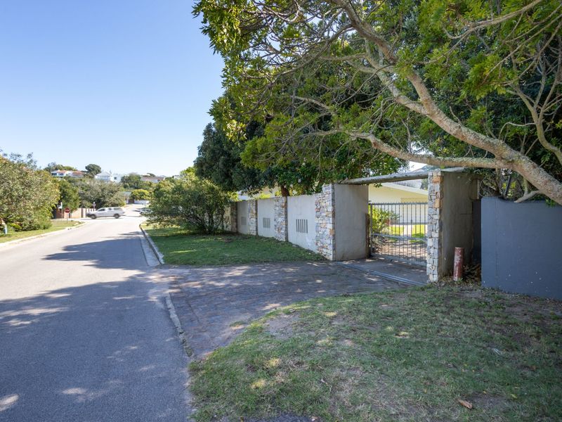 Family home on the Cnr of Roche Bonne and Longships Drive - Photo 5