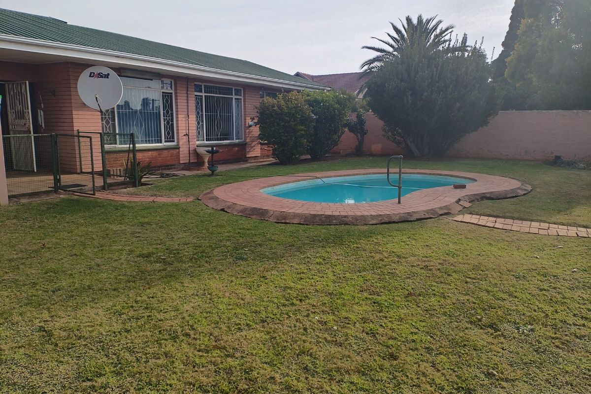 4 Bedroom House for Sale in Casseldale  - Photo 4