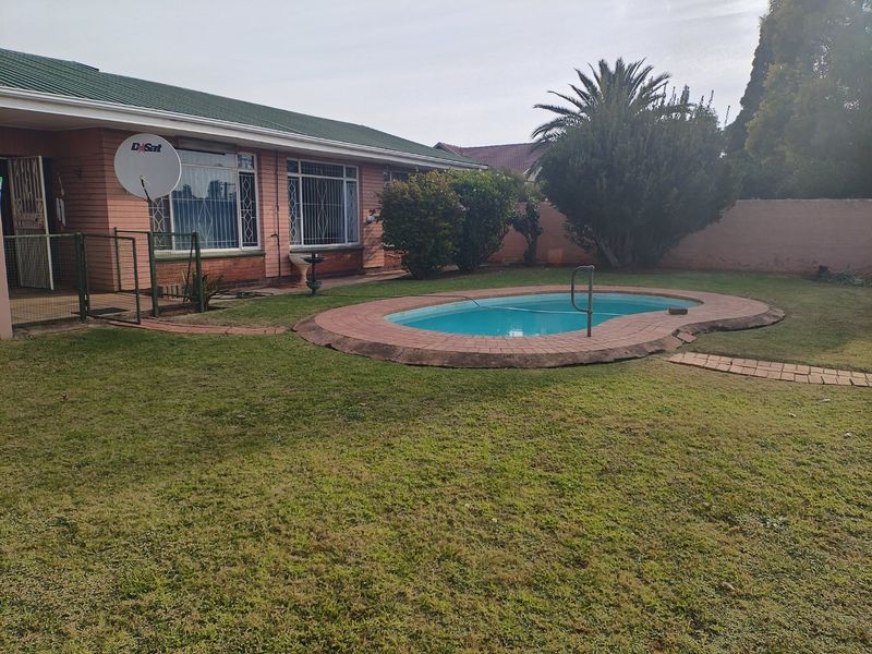4 Bedroom House for Sale in Casseldale  - Photo 4