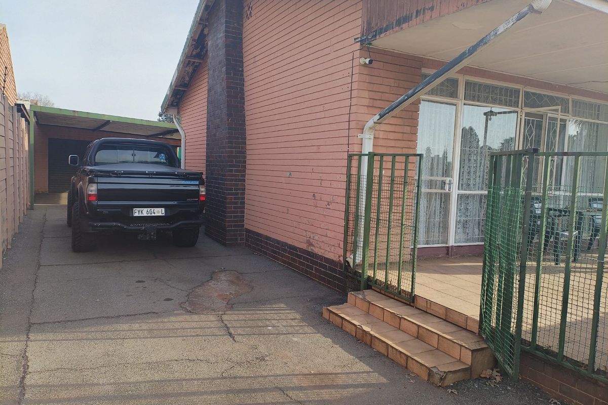 4 Bedroom House for Sale in Casseldale  - Photo 2