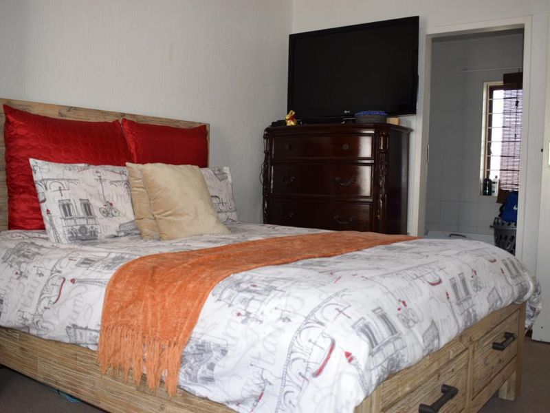 Spacious 2 Bed, 2 Bath Ground Floor Corner Unit in Corfu, Kew - Photo 8