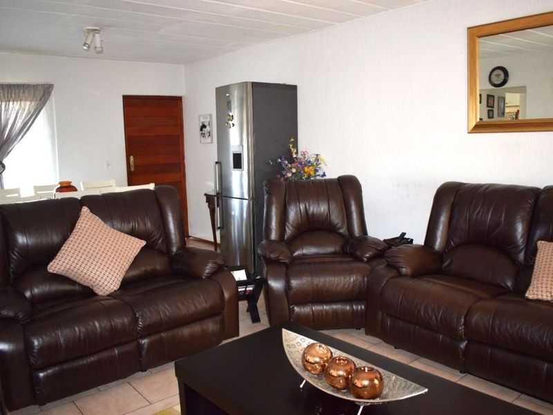 Spacious 2 Bed, 2 Bath Ground Floor Corner Unit in Corfu, Kew - Photo 6