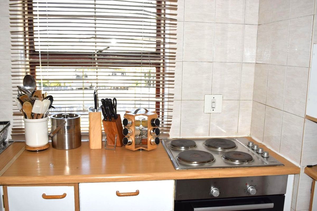 Spacious 2 Bed, 2 Bath Ground Floor Corner Unit in Corfu, Kew - Photo 3