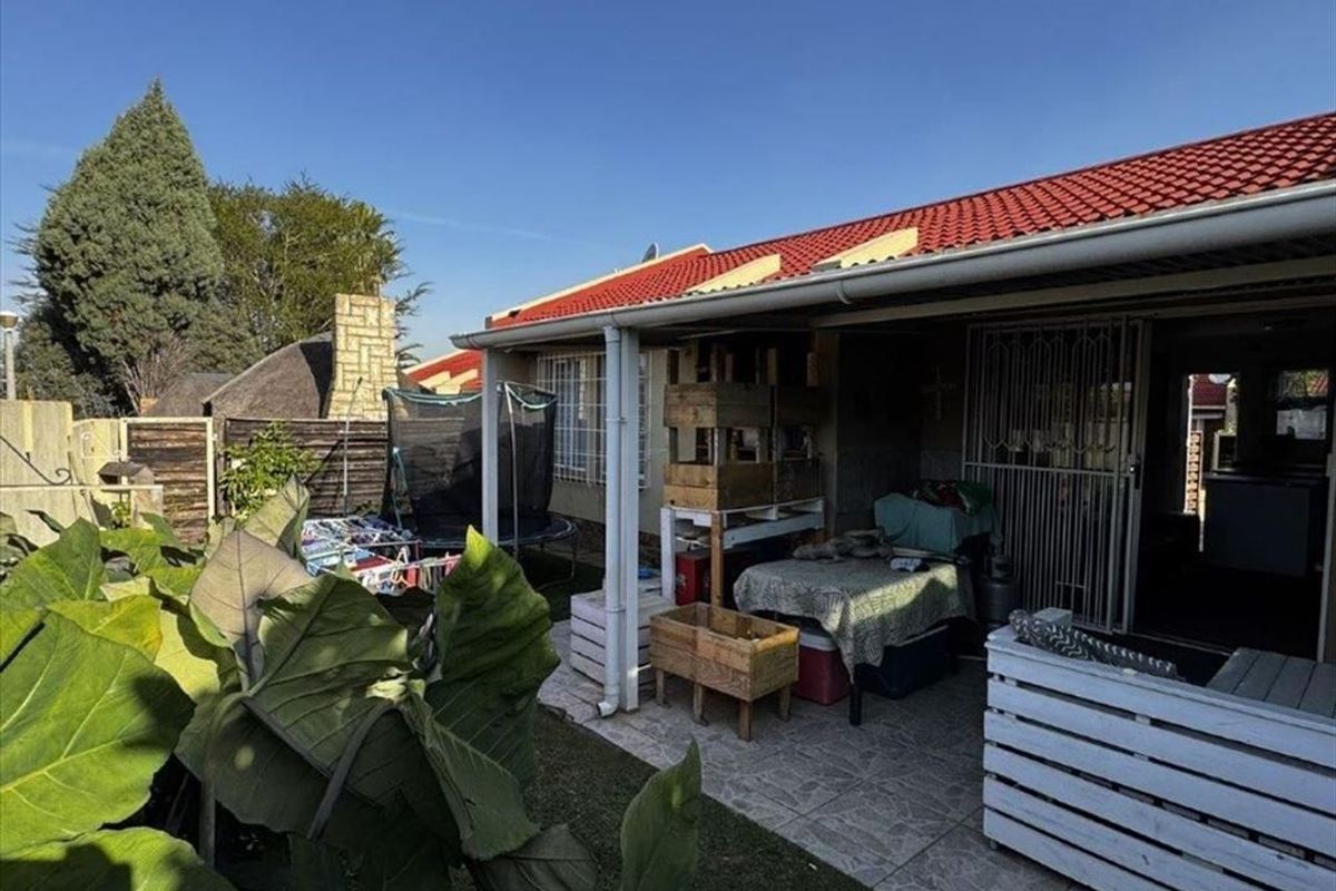 Cozy 3-Bedroom Home with Great Potential in Birchleigh - Photo 3