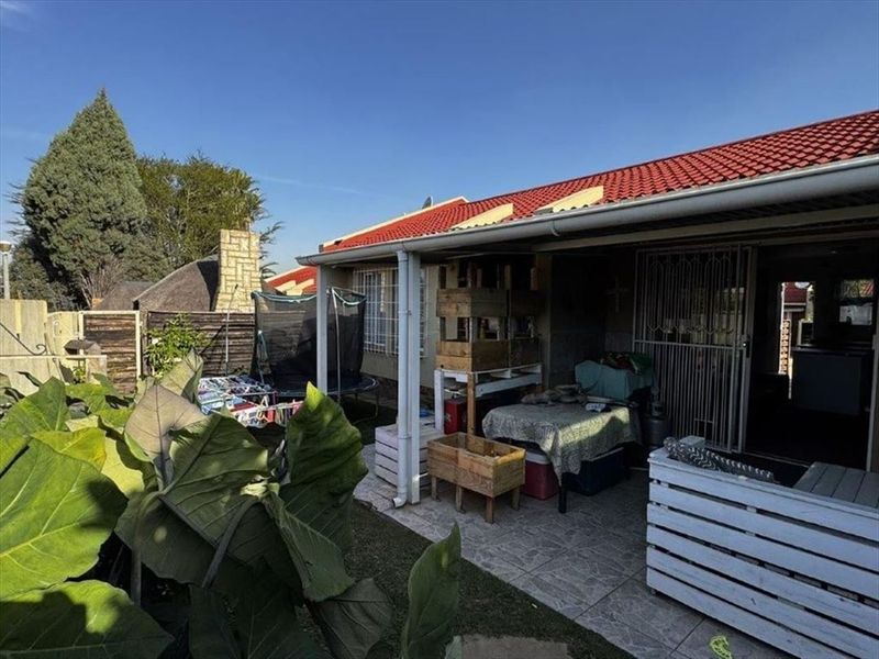 Cozy 3-Bedroom Home with Great Potential in Birchleigh - Photo 3