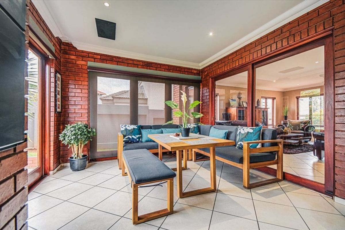 Spacious 4-Bedroom Family Home with Pool and Modern Comforts - Photo 2