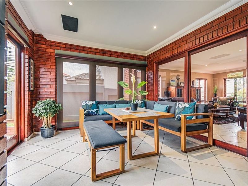 Spacious 4-Bedroom Family Home with Pool and Modern Comforts - Photo 2