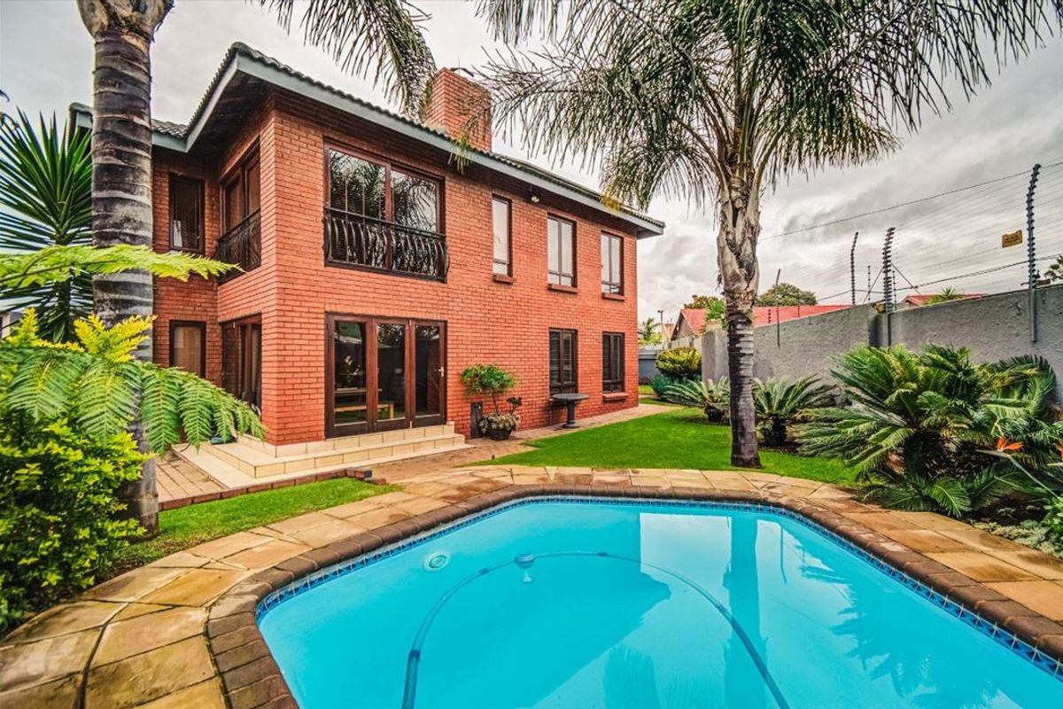 Spacious 4-Bedroom Family Home with Pool and Modern Comforts - Photo 3