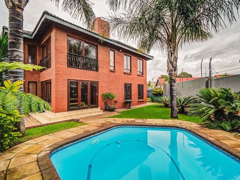 Spacious 4-Bedroom Family Home with Pool and Modern Comforts - Photo 3