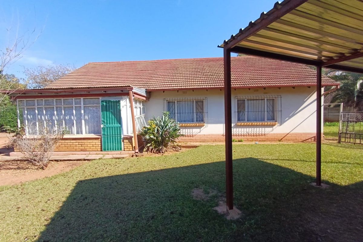 Charming Family Home for Sale in Stilfontein Ext 1 - Photo 2