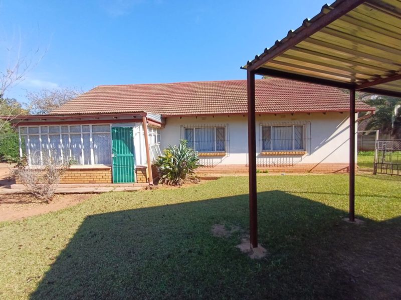 Charming Family Home for Sale in Stilfontein Ext 1 - Photo 2