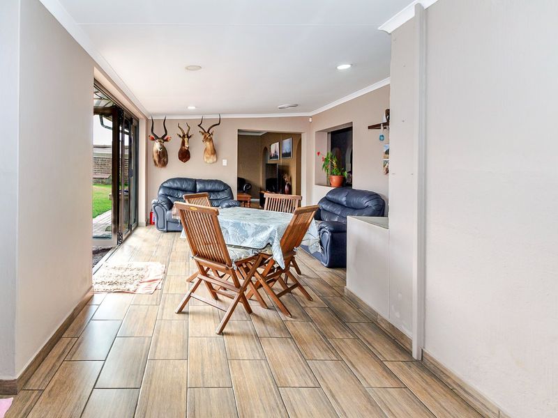 Discover this spacious and secure family home located near top schools - Photo 7