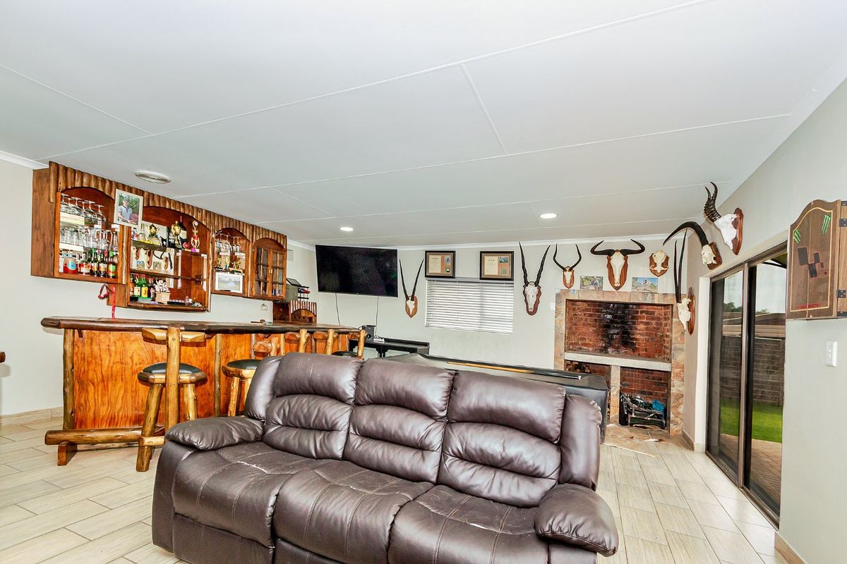 Discover this spacious and secure family home located near top schools - Photo 5