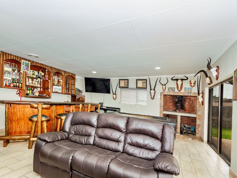 Discover this spacious and secure family home located near top schools - Photo 5