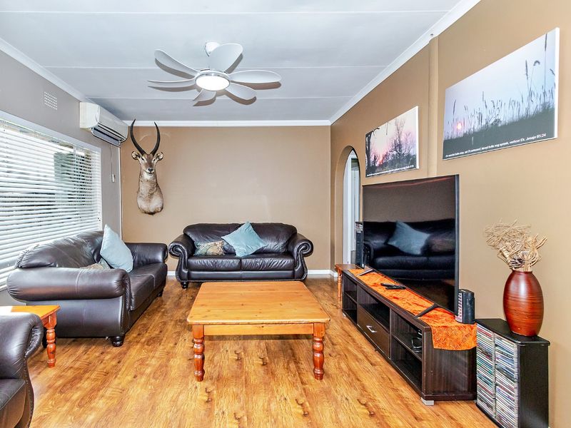 Discover this spacious and secure family home located near top schools - Photo 2