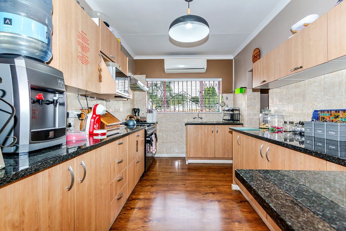 Discover this spacious and secure family home located near top schools - Photo 4