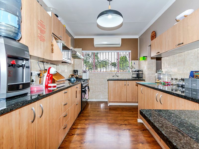 Discover this spacious and secure family home located near top schools - Photo 4