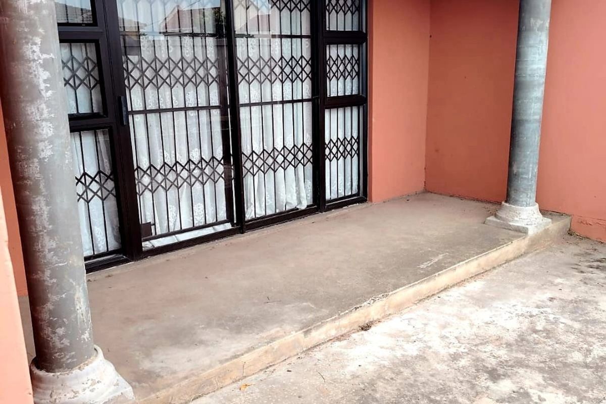 Stunning 11 Bedroom Estate in NU7 Mdantsane for sale. - Photo 2