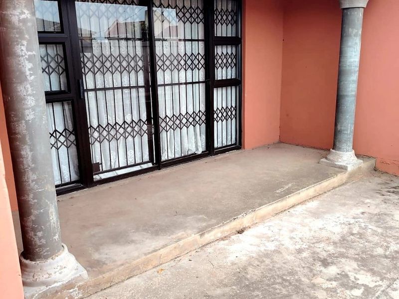 Stunning 11 Bedroom Estate in NU7 Mdantsane for sale. - Photo 2