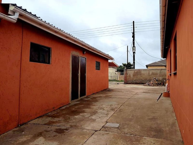 Stunning 11 Bedroom Estate in NU7 Mdantsane for sale. - Photo 8