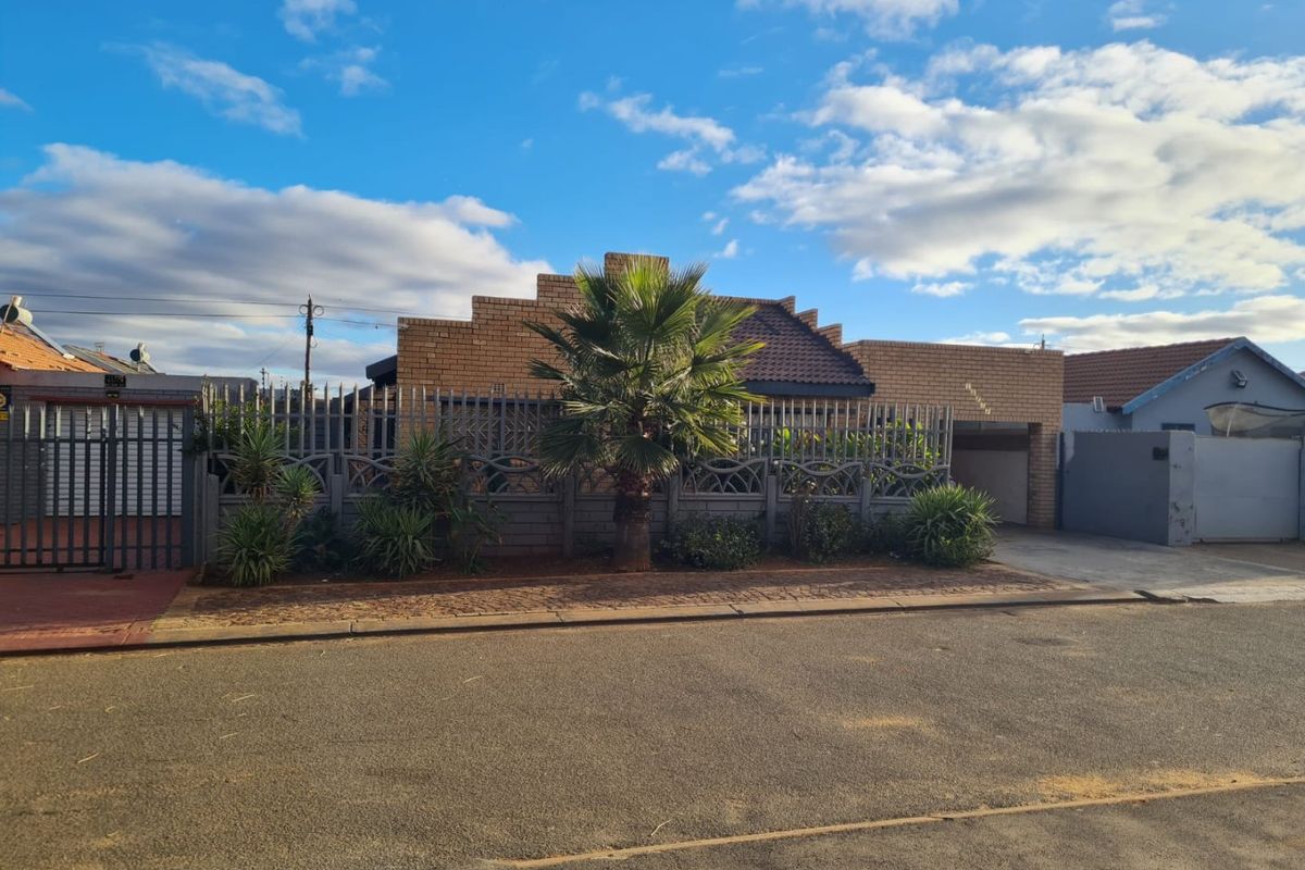 Excellent investment property / Well Sized Home - Photo 2