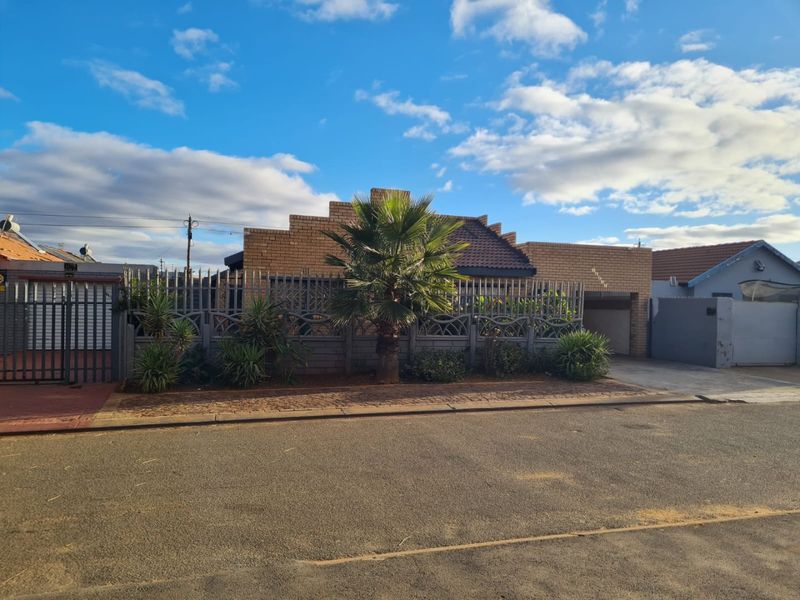 Excellent investment property / Well Sized Home - Photo 2