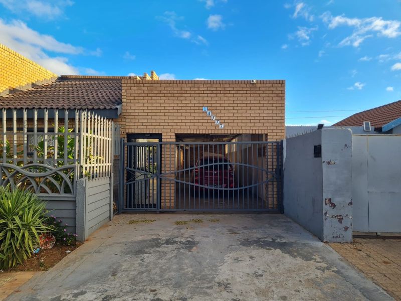 Excellent investment property / Well Sized Home - Photo 3