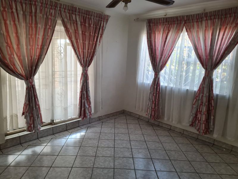 Excellent investment property / Well Sized Home - Photo 10