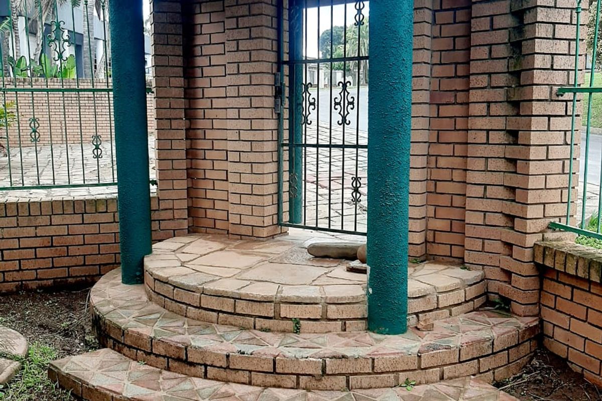 4-Bedroom Family Home with Sea Views in Beacon Bay - Photo 5