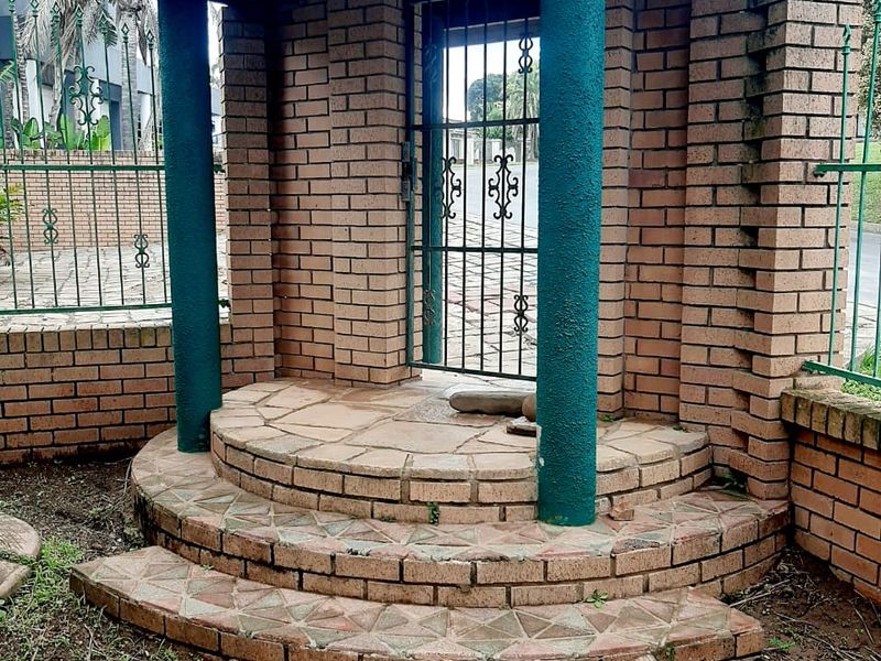 4-Bedroom Family Home with Sea Views in Beacon Bay - Photo 5