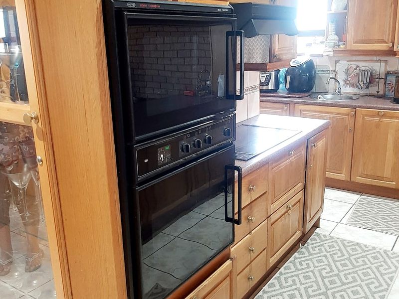 4-Bedroom Family Home with Sea Views in Beacon Bay - Photo 9