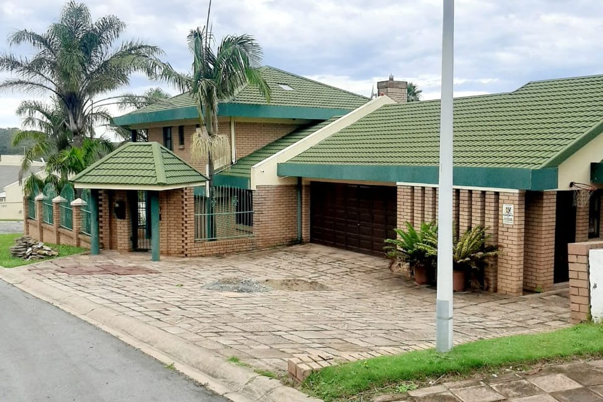 4-Bedroom Family Home with Sea Views in Beacon Bay - Photo 3