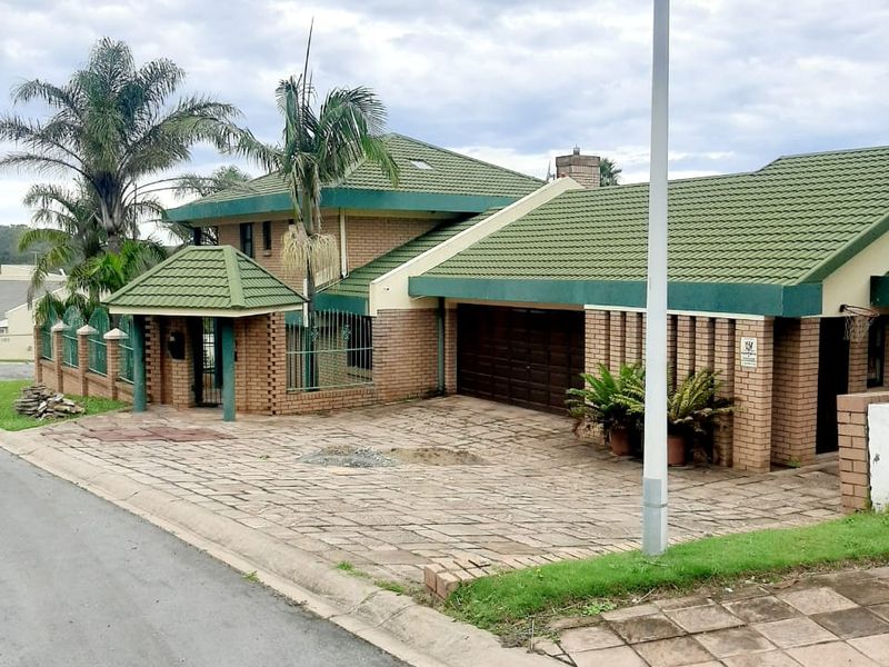 4-Bedroom Family Home with Sea Views in Beacon Bay - Photo 3