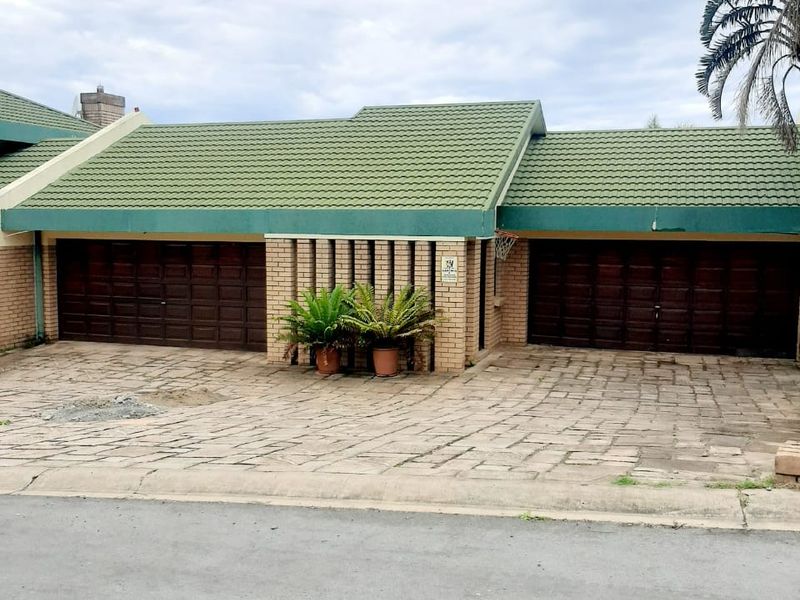 4-Bedroom Family Home with Sea Views in Beacon Bay - Photo 2