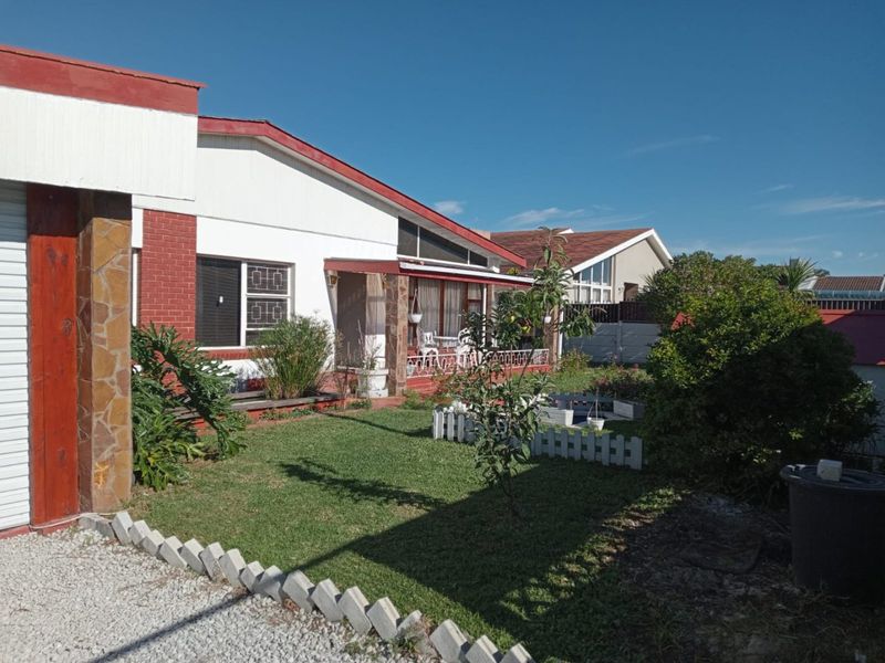 Lovely 4-Bedroom Family Home with Garden Oasis - Photo 2