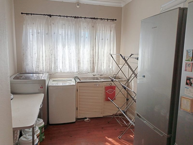Lovely 4-Bedroom Family Home with Garden Oasis - Photo 4