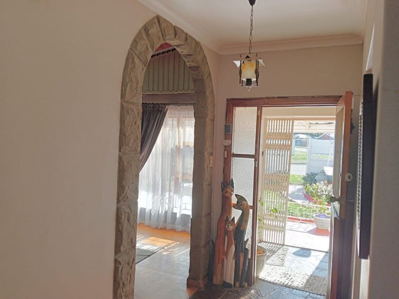 Lovely 4-Bedroom Family Home with Garden Oasis - Photo 5