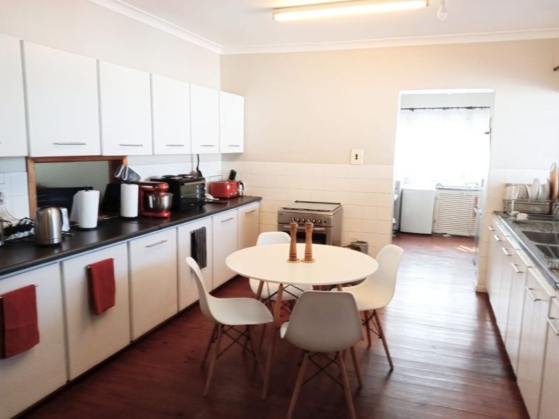 Lovely 4-Bedroom Family Home with Garden Oasis - Photo 3