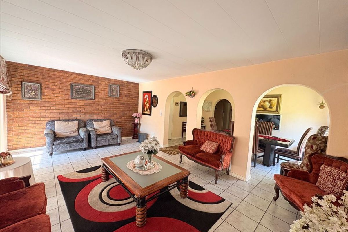 Charming Family Home with Pool and Modern Comforts - Photo 2