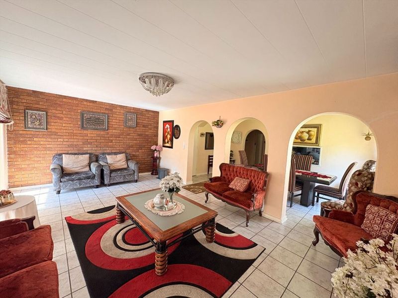 Charming Family Home with Pool and Modern Comforts - Photo 2