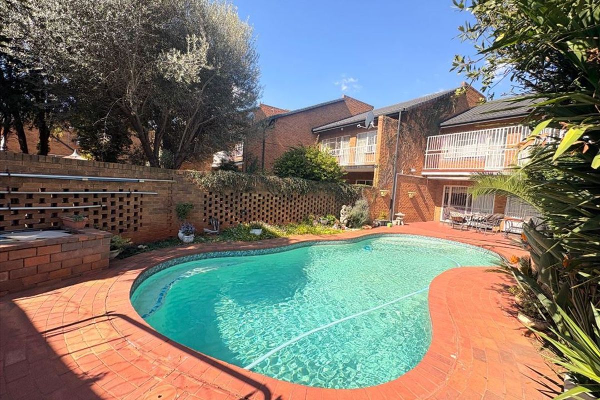 Charming Family Home with Pool and Modern Comforts - Photo 3